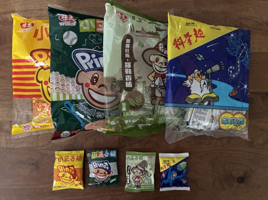 台湾スーパーで購入できるスナック麺の外袋と個包装を並べた写真