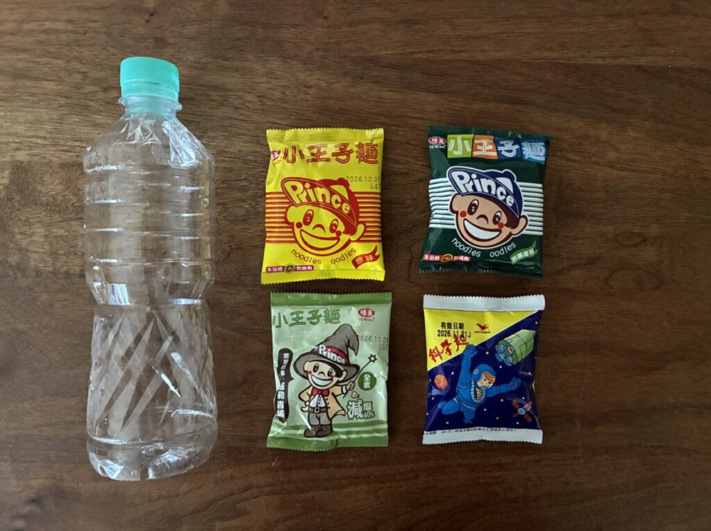 台湾スーパーで購入できるスナック麺の小袋と500mlペットボトルを並べたサイズ比較写真