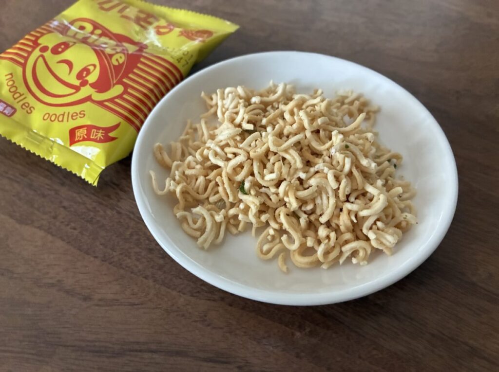 台湾スーパーで購入できる王子麺オリジナルのスナックタイプ。小皿に中身を出した写真