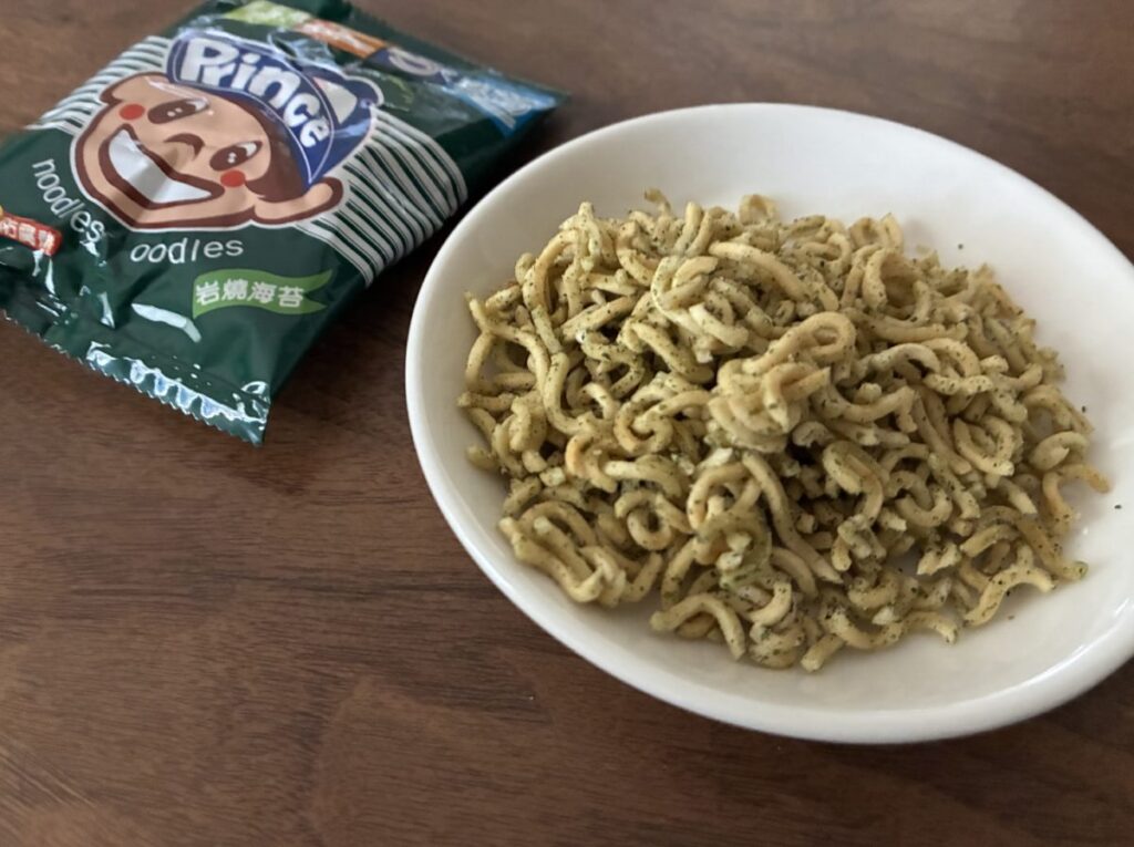 台湾スーパーで購入できる王子麺海苔味のスナックタイプ。小皿に中身を出した写真