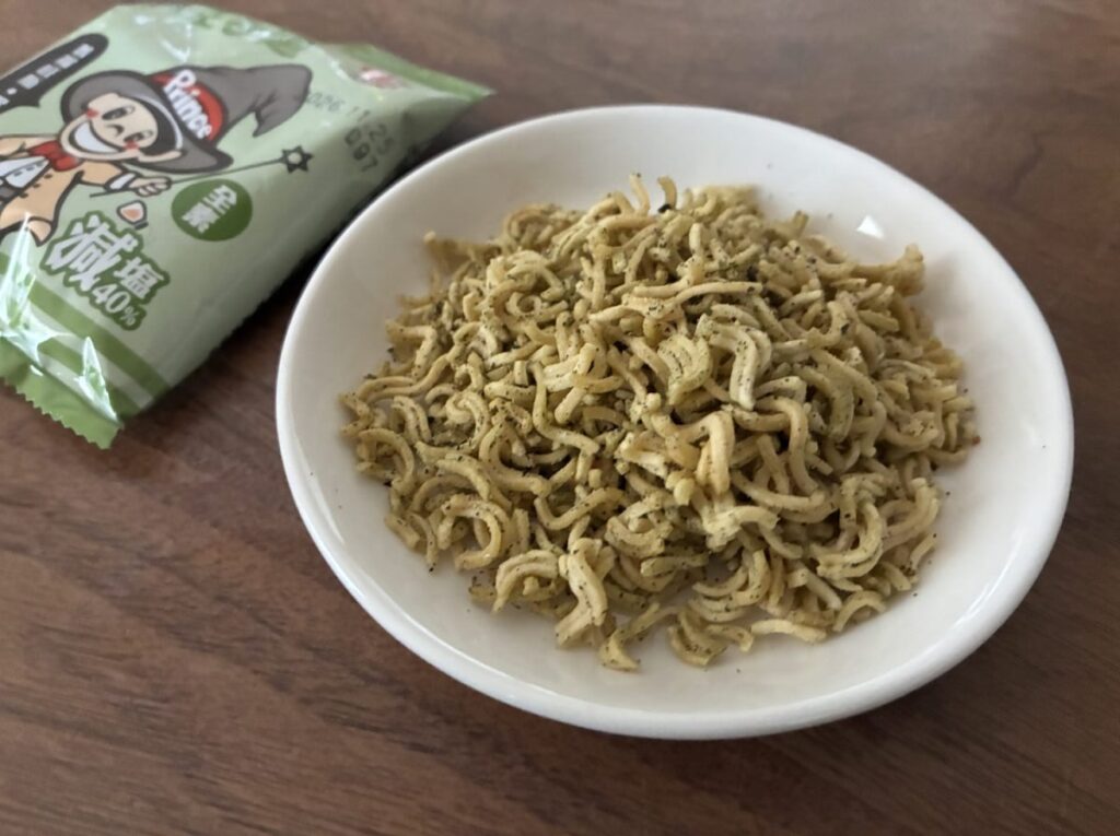 台湾スーパーで購入できる王子麺バジル味のスナックタイプ。小皿に中身を出した写真