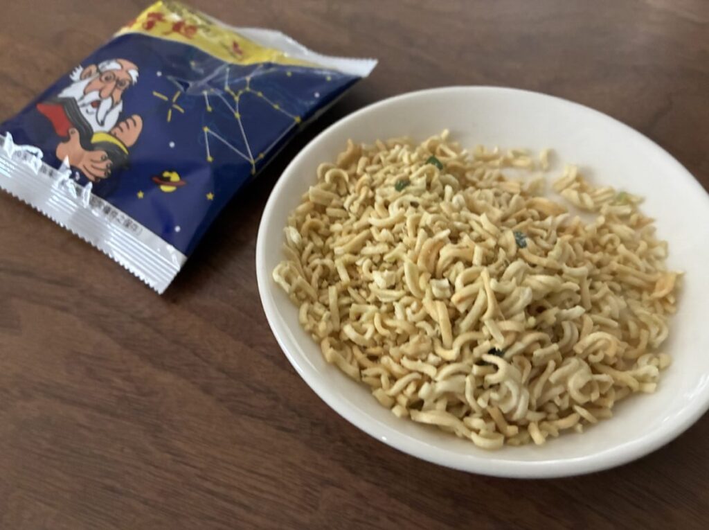 台湾スーパーで購入できる科学麺オリジナルのスナックタイプ。小皿に中身を出した写真