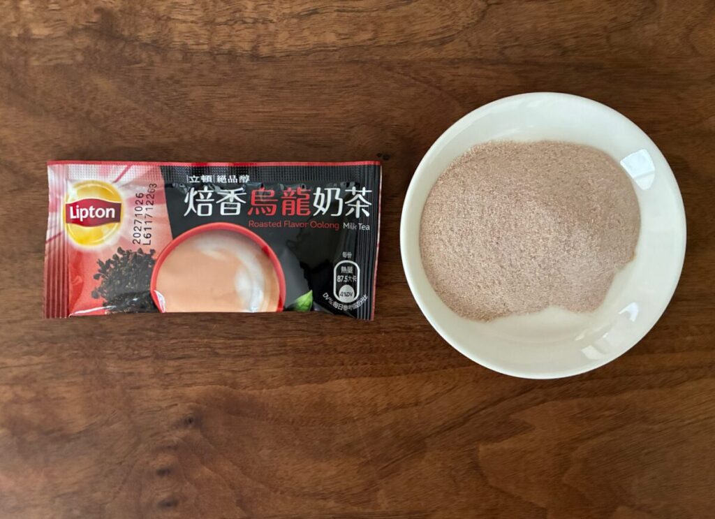リプトン焙香烏龍ミルクティーの個包装と粉末