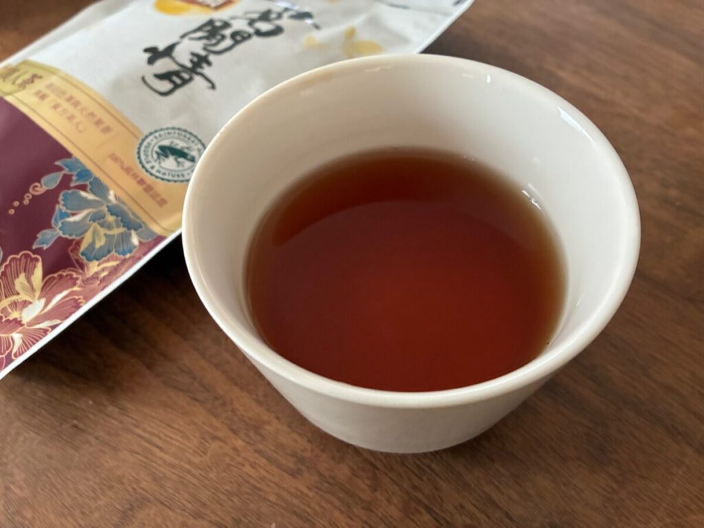カップに入れたリプトン東方美人茶