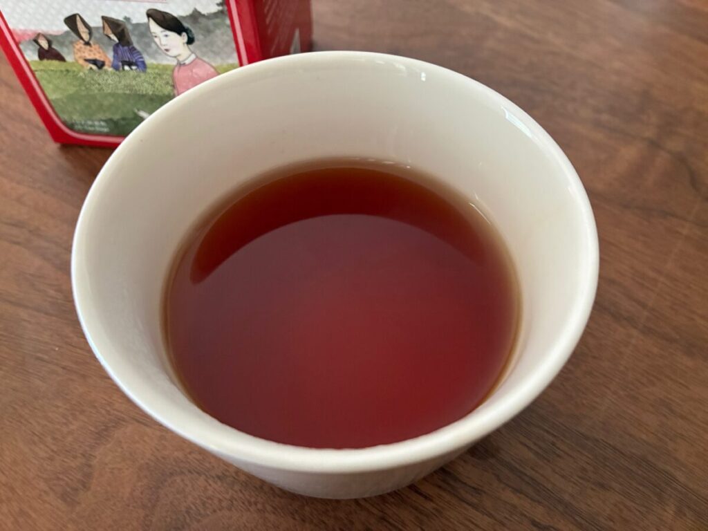 カップに淹れたリプトン日月潭紅茶