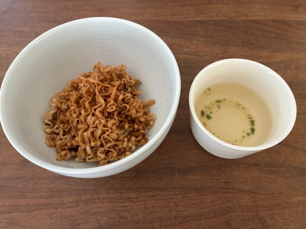 台湾のインスタントラーメン「維力麻醬麵」の麺と付属のスープを並べた画像