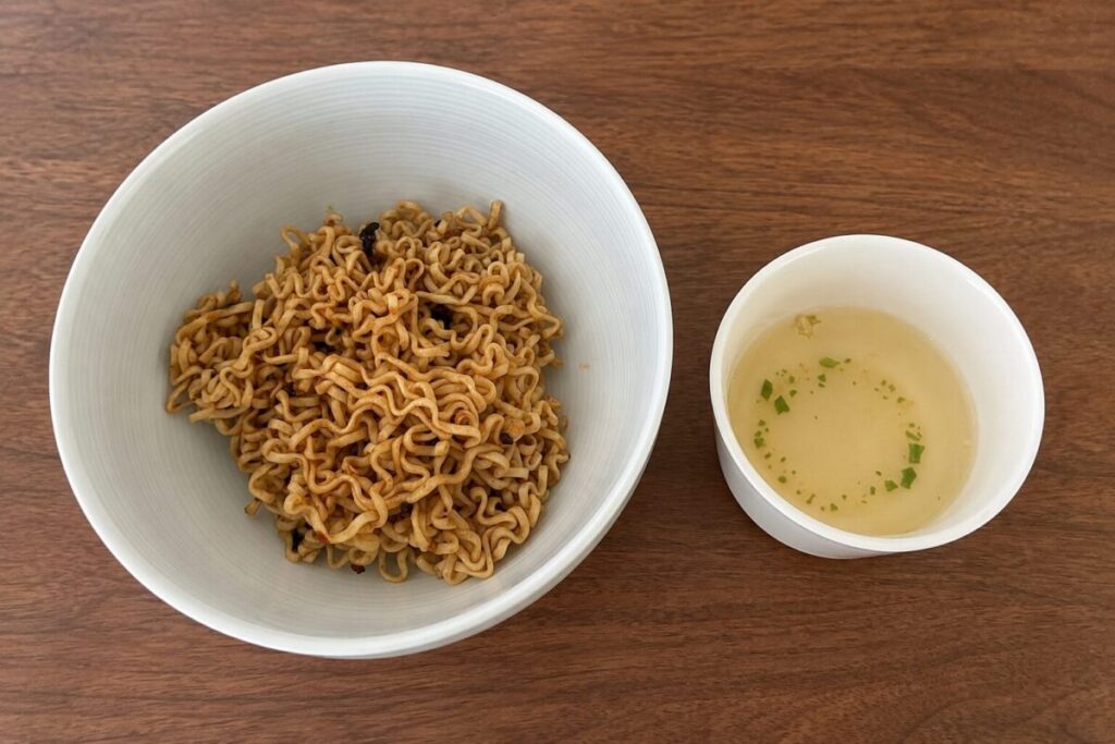湾のインスタントラーメン「維力炸醬麵」の麺と付属のスープを並べた画像