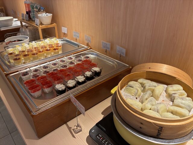 朝食ビュッフェに並ぶいきなり団子とデザート