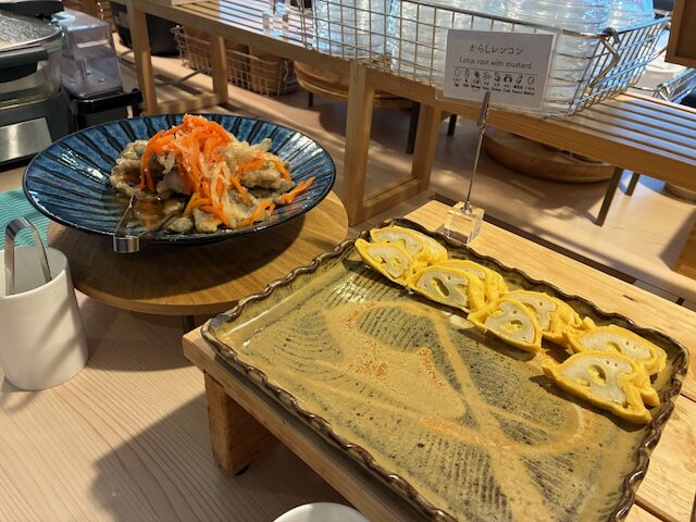 朝食ビュッフェに並ぶ辛子蓮根