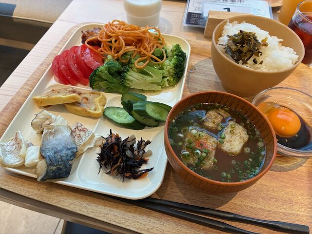 朝食ビュッフェに並ぶ和食のおかずとご飯